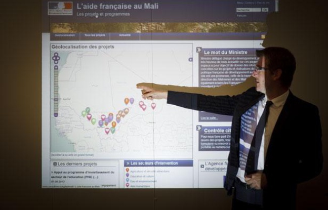 Pascal Canfin, ministre délégué au Développement, présente le site Internet dédié à la transparence de l’aide française au Mali lancé le 18 septembre 2013 par le ministère des Affaires Etrangères. Pascal Canfin, ministre délégué au Développement, présente le site Internet dédié à la transparence de l’aide française au Mali lancé le 18 septembre 2013 par le ministère des Affaires Etrangères.