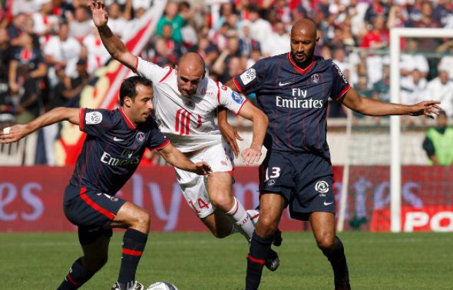 Les Parisiens Giuly (à g.) et Traoré (à dr.), autour du Lillois Vittek, lors d'un match de L1 le 30 août 2009 au Parc des Princes. Les Parisiens Giuly (à g.) et Traoré (à dr.), autour du Lillois Vittek, lors d'un match de L1 le 30 août 2009 au Parc des Princes.