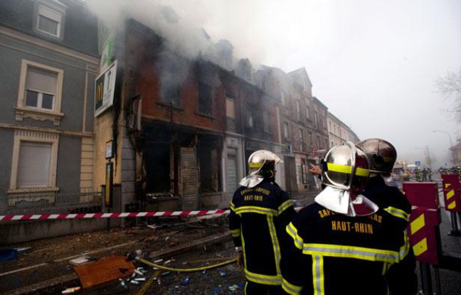 Les pompiers luttaient encore contre le feu qui a ravagé un immeuble d'habitation à Mulhouse, le 1er novembre 2011 au matin. Les pompiers luttaient encore contre le feu qui a ravagé un immeuble d'habitation à Mulhouse, le 1er novembre 2011 au matin.
