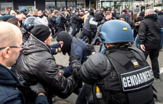 Affrontement entre forces de l'ordre et manifestants du mouvement islamophobe Pegida à Calais, le 6 février 2016 Affrontement entre forces de l'ordre et manifestants du mouvement islamophobe Pegida à Calais, le 6 février 2016