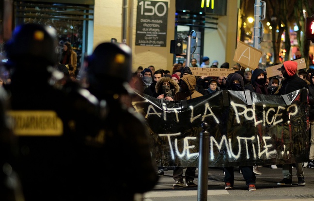 648x415_des-gendarmes-face-a-des-manifes