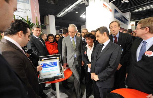 Le président de la Répbublique Nicolas Sarkozy visite le Salon des entrepreneurs au Palais des congrès de Paris, le 1 février 2012. Le président de la Répbublique Nicolas Sarkozy visite le Salon des entrepreneurs au Palais des congrès de Paris, le 1 février 2012.