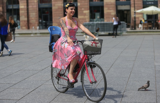 Coco Das Vegas à vélo dans les rues de Strasbourg. Le 26 juin 2015 Coco Das Vegas à vélo dans les rues de Strasbourg. Le 26 juin 2015