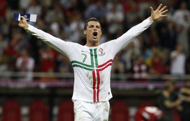 L'attaquant portugais Cristiano Ronaldo, le 21 juin 2012, à varsovie. L'attaquant portugais Cristiano Ronaldo, le 21 juin 2012, à varsovie.