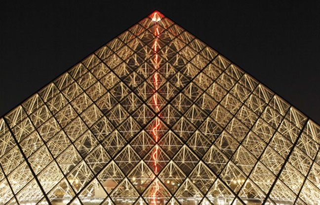 L'oeuvre de Claude Lévêque sous la pyramide du Louvre L'oeuvre de Claude Lévêque sous la pyramide du Louvre