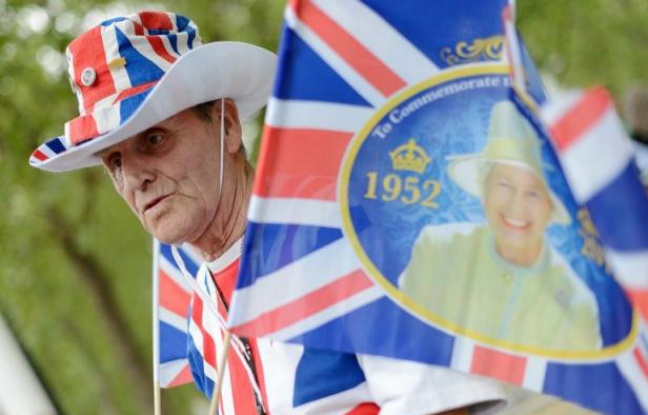 Les Britanniques fêtent en grande pompe les 60 ans de règne d'Elizabeth II à partir de samedi, premier jour de célébrations qui dureront quatre jours et culmineront avec une imposante parade nautique sur la Tamise dimanche. Les Britanniques fêtent en grande pompe les 60 ans de règne d'Elizabeth II à partir de samedi, premier jour de célébrations qui dureront quatre jours et culmineront avec une imposante parade nautique sur la Tamise dimanche.