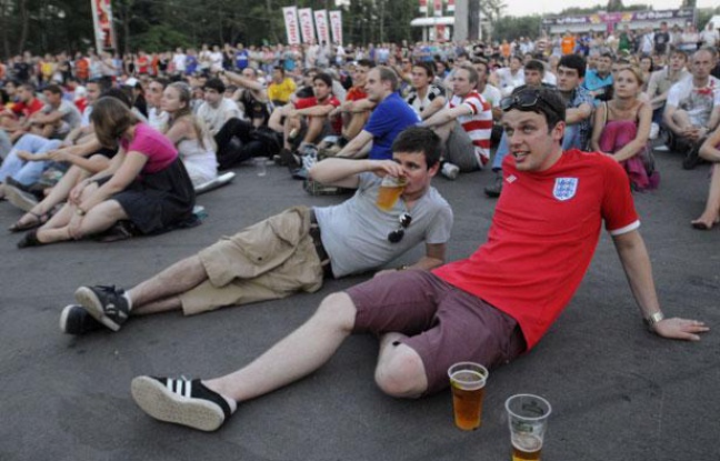 Des supporters anglais dans la Fanzone de Donetsk lors du match Italie- Des supporters anglais dans la Fanzone de Donetsk lors du match Italie-