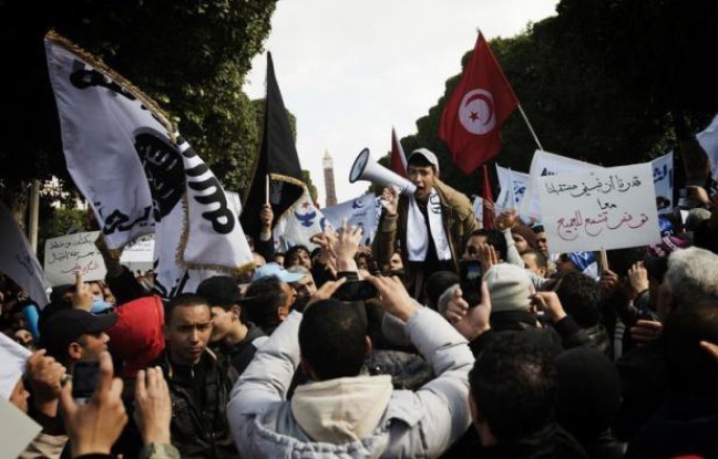 Le parti islamiste Ennahda a promis samedi de ne pas céder le pouvoir, devant quelque 15.000 partisans réunis à Tunis, alors que les tractations pour la formation d'un nouveau gouvernement s'éternisent et que le pays vit sa pire crise politique depuis la révolution. Le parti islamiste Ennahda a promis samedi de ne pas céder le pouvoir, devant quelque 15.000 partisans réunis à Tunis, alors que les tractations pour la formation d'un nouveau gouvernement s'éternisent et que le pays vit sa pire crise politique depuis la révolution.