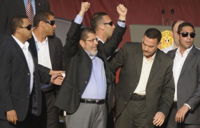 Le président égyptien élu, l'islamiste Mohamed Morsi, a prêté symboliquement serment vendredi devant des dizaines de milliers de personnes place Tahrir, en prévenant implicitement l'armée qu'aucun pouvoir ne serait au-dessus de celui du peuple. Le président égyptien élu, l'islamiste Mohamed Morsi, a prêté symboliquement serment vendredi devant des dizaines de milliers de personnes place Tahrir, en prévenant implicitement l'armée qu'aucun pouvoir ne serait au-dessus de celui du peuple.