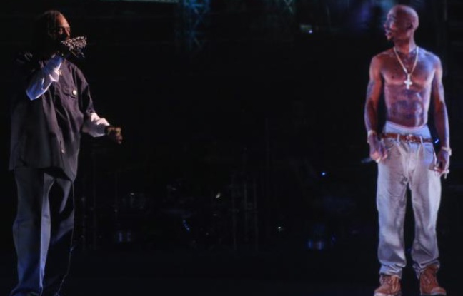Le rappeur Snoop Dogg aux côtés de «l'hologramme» de 2Pac, le 15 avril au festival Coachella, en Californie. Le rappeur Snoop Dogg aux côtés de «l'hologramme» de 2Pac, le 15 avril au festival Coachella, en Californie.