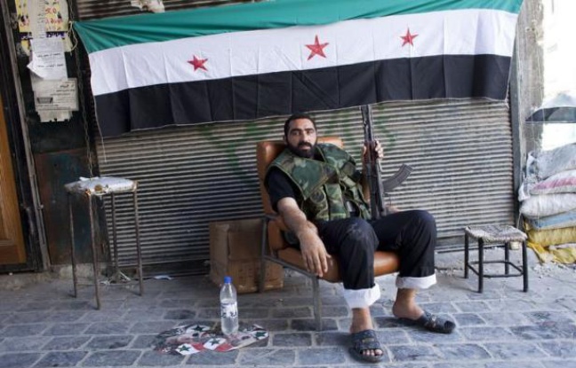 Ils ont un objectif commun: abattre le régime de Bachar al-Assad. Mais pour le reste: leur financement, leurs armes et même la manière de mener le combat, les groupes rebelles syriens présentent de profondes divergences. Ils ont un objectif commun: abattre le régime de Bachar al-Assad. Mais pour le reste: leur financement, leurs armes et même la manière de mener le combat, les groupes rebelles syriens présentent de profondes divergences.