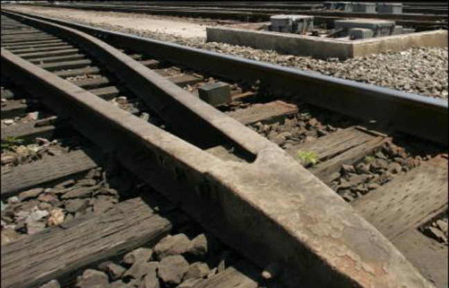 Soixante-huit personnes ont été tuées et 120 blessées "grièvement" dans la nuit de mercredi à jeudi lors du déraillement d'un train au Kasaï occidental, dans le centre de la RDC, selon un nouveau bilan provisoire fourni jeudi soir par l'ONU. Soixante-huit personnes ont été tuées et 120 blessées "grièvement" dans la nuit de mercredi à jeudi lors du déraillement d'un train au Kasaï occidental, dans le centre de la RDC, selon un nouveau bilan provisoire fourni jeudi soir par l'ONU.