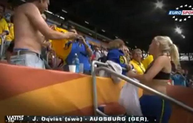 Capture d'écran d'une joueuse suédoise, offrant son maillot à un supporter allemand, le 2 juillet 2011 à Augsburg. Capture d'écran d'une joueuse suédoise, offrant son maillot à un supporter allemand, le 2 juillet 2011 à Augsburg.