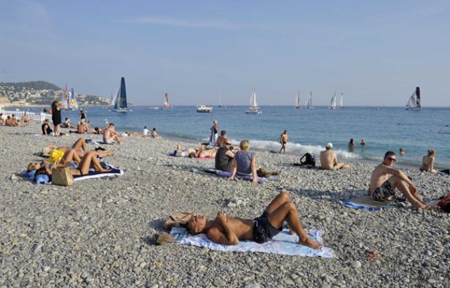 Des Niçois profitent de la chaleur exceptionnelle sur une plage, le 30 septembre 2011. Des Niçois profitent de la chaleur exceptionnelle sur une plage, le 30 septembre 2011.