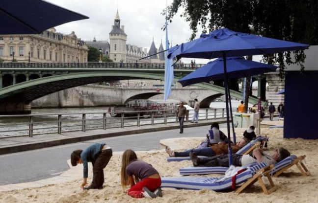 Paris-Plages installe pour la onzième fois ses transats, terrains de pétanque, buvettes et pédalos du 20 juillet au 19 août au bord de la Seine, mais dans un cadre resserré cette année en raison de travaux destinés à rendre les voies sur berge toute l'année aux promeneurs. Paris-Plages installe pour la onzième fois ses transats, terrains de pétanque, buvettes et pédalos du 20 juillet au 19 août au bord de la Seine, mais dans un cadre resserré cette année en raison de travaux destinés à rendre les voies sur berge toute l'année aux promeneurs.