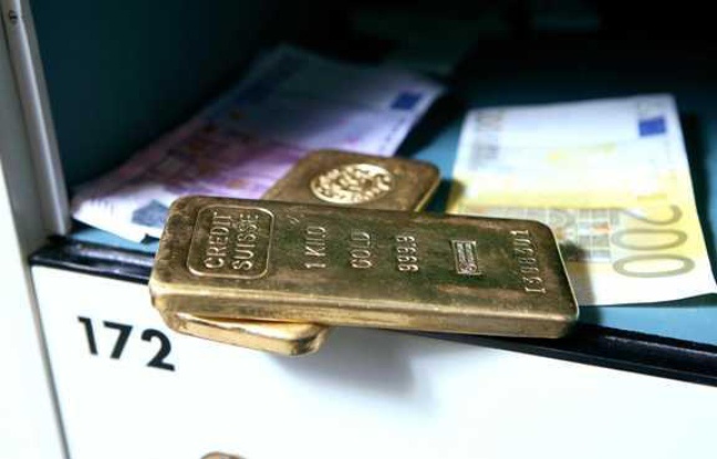 Lingots d'or et billets dans un coffre. Lingots d'or et billets dans un coffre.
