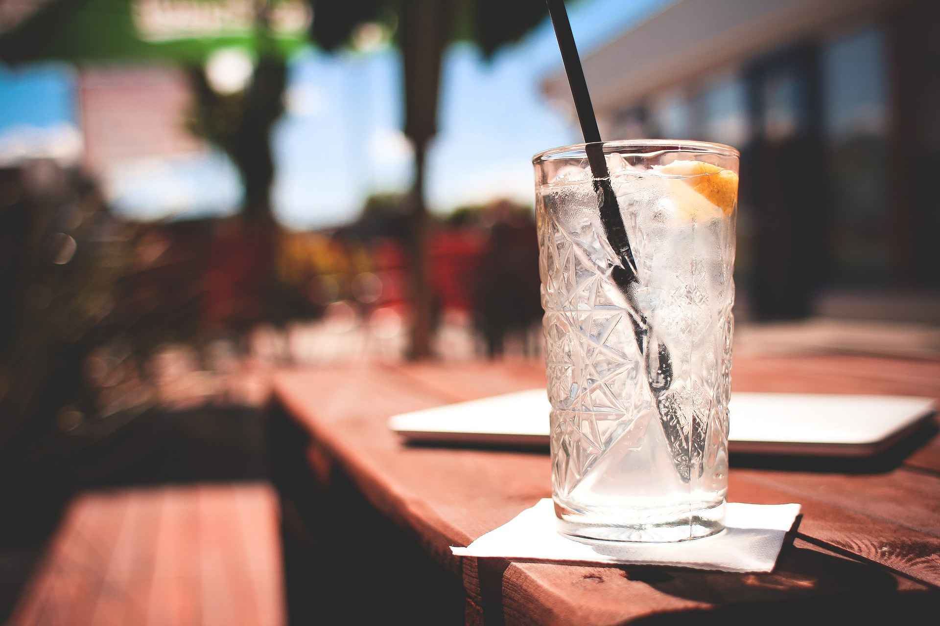 Un paille qui détecte les drogues du violeur — Smart straw