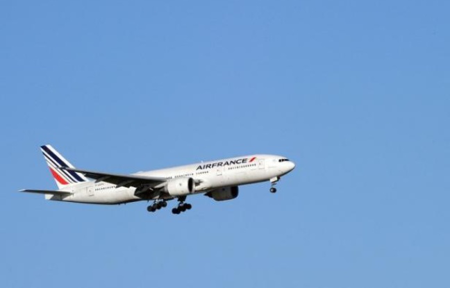 Des passagers du vol Paris-Beyrouth d'Air France, dérouté mercredi via Damas pour faire le plein avant de gagner Chypre, ont raconté que l'équipage avait commencé une quête auprès des passagers pour payer le kérosène avant de trouver une autre solution. Des passagers du vol Paris-Beyrouth d'Air France, dérouté mercredi via Damas pour faire le plein avant de gagner Chypre, ont raconté que l'équipage avait commencé une quête auprès des passagers pour payer le kérosène avant de trouver une autre solution.