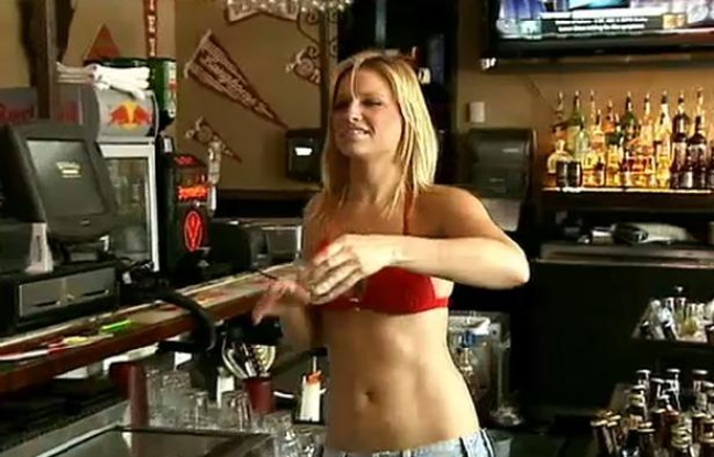 Capture d'écran d'un reportage sur la ville de Bankersmith, rachetée et rebaptisée Bikinis. Capture d'écran d'un reportage sur la ville de Bankersmith, rachetée et rebaptisée Bikinis.