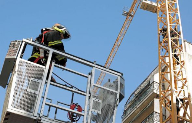 Les deux trentenaires niçoises sont restées dans l'engin de chantier de 6 h 30 à 9 h du matin. Les deux trentenaires niçoises sont restées dans l'engin de chantier de 6 h 30 à 9 h du matin.
