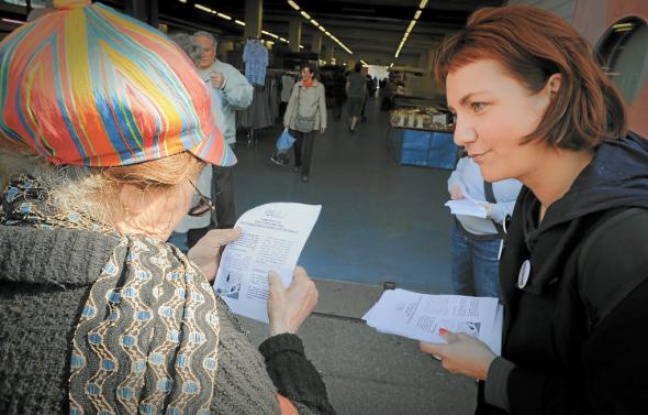 Cécile Corallini, mardi, en pleine distribution de tracts sur la place du Marché au Neudorf. Cécile Corallini, mardi, en pleine distribution de tracts sur la place du Marché au Neudorf.