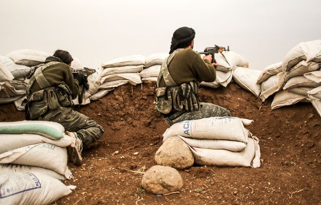 Deux combattants en Syrie, à Hrjala, en décembre 2014. Deux combattants en Syrie, à Hrjala, en décembre 2014.