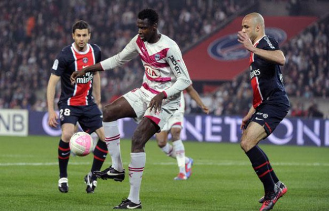 L'attaquant bordelais Cheick Diabaté (au centre) entre les parisiens Alex (à droite) et Thiago Motta, à Paris, le 25 mars 2011. L'attaquant bordelais Cheick Diabaté (au centre) entre les parisiens Alex (à droite) et Thiago Motta, à Paris, le 25 mars 2011.