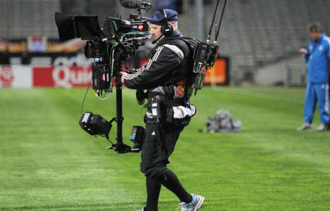 Un caméraman de Canal + filme le match OM-PSG, au stade Vélodrome le 20 avril 2011. Bientôt une image collector? Un caméraman de Canal + filme le match OM-PSG, au stade Vélodrome le 20 avril 2011. Bientôt une image collector?