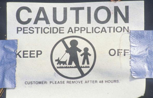 Un panneau d'avertissement après l'épandage de pesticides dans un champ. Un panneau d'avertissement après l'épandage de pesticides dans un champ.
