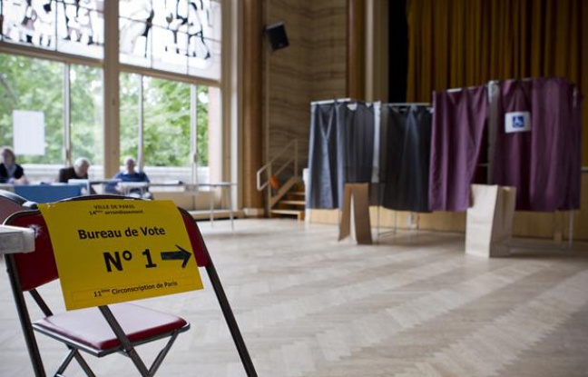 Dans un bureau de vote parisien le 10 juin 2012. Dans un bureau de vote parisien le 10 juin 2012.