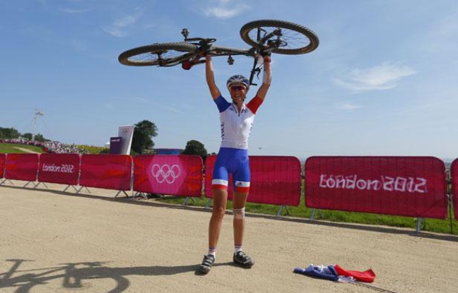 La championne olympique française de VTT, Julie Bresset, lors de sa victoire aux Jeux de Londres, le 11 août 2012. La championne olympique française de VTT, Julie Bresset, lors de sa victoire aux Jeux de Londres, le 11 août 2012.