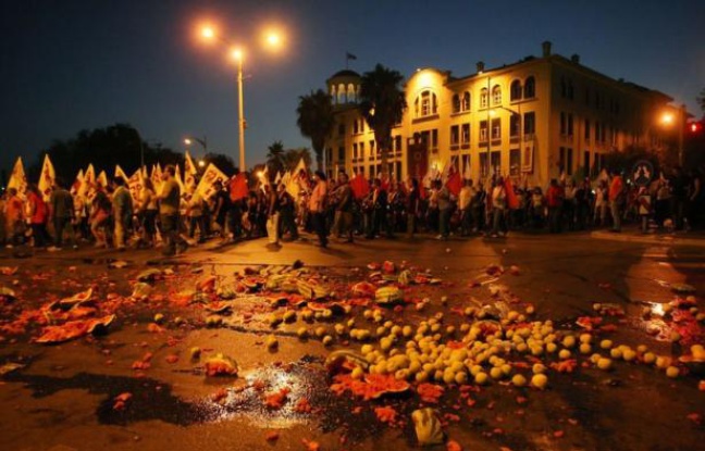Plus de 12.000 manifestants sont descendus dans la rue samedi soir à Salonique (nord) pour protester contre les nouvelles mesures de rigueur réclamées à la Grèce par l'UE et le FMI, honorant le traditionnel rendez-vous de la rentrée sociale. Plus de 12.000 manifestants sont descendus dans la rue samedi soir à Salonique (nord) pour protester contre les nouvelles mesures de rigueur réclamées à la Grèce par l'UE et le FMI, honorant le traditionnel rendez-vous de la rentrée sociale.