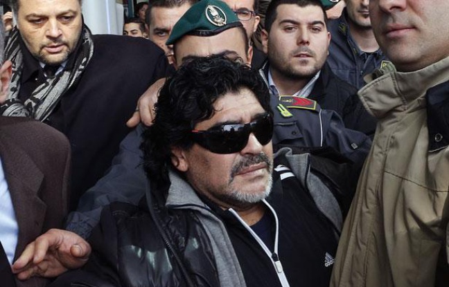 L'ancien joueur argentin, Diego Maradona, lors de son arrivée en Italie le 25 février 2013 à Rome. L'ancien joueur argentin, Diego Maradona, lors de son arrivée en Italie le 25 février 2013 à Rome.