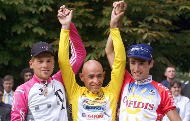 Le coureur italien Marco Pantani, vainqueur du Tour de France 1998, sur le podium avec l'Allemand Jan Ullrich et l'Américain Bobby Julich. Le coureur italien Marco Pantani, vainqueur du Tour de France 1998, sur le podium avec l'Allemand Jan Ullrich et l'Américain Bobby Julich.