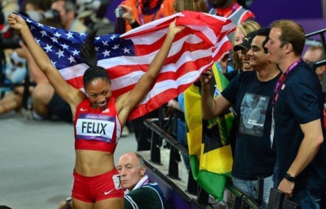 ATHLETISME - 200 m dames - ALLYSON FELIX CHAMPIONNE OLYMPIQUE. L'Américaine décroche à 26 ans son premier titre olympique en individuel. Elle devance en 21.88 la Jamaïcaine Shelly-Ann, Fraser-Pryce (22.09) et une autre Américaine Carmelita Jeter (22.14). ATHLETISME - 200 m dames - ALLYSON FELIX CHAMPIONNE OLYMPIQUE. L'Américaine décroche à 26 ans son premier titre olympique en individuel. Elle devance en 21.88 la Jamaïcaine Shelly-Ann, Fraser-Pryce (22.09) et une autre Américaine Carmelita Jeter (22.14).