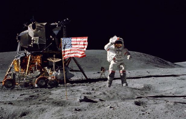 L'astronaute Charles Duke se tient près du drapeau américain sur la Lune, le 22 avril 1972. L'astronaute Charles Duke se tient près du drapeau américain sur la Lune, le 22 avril 1972.