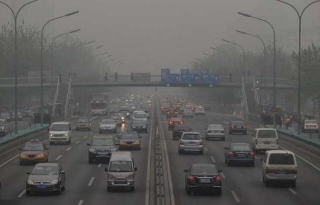Cars travel on the second ring road as pollution reaches what the US Embassy monitoring station says are "Hazardous" levels in Beijing on December 5, 2011. Officially, Beijing's air quality is improving but in recent weeks patients with respiratory problems have flooded hospitals, highways have closed and hundreds of flights have been grounded by thick smog. Concerns are being fuelled in part by data gathered by the US embassy in Beijing, which produces its own pollution readings using a different gauge to Chinese authorities and broadcasts them online and on Twitter. AFP PHOTO/Mark RALSTON Cars travel on the second ring road as pollution reaches what the US Embassy monitoring station says are "Hazardous" levels in Beijing on December 5, 2011. Officially, Beijing's air quality is improving but in recent weeks patients with respiratory problems have flooded hospitals, highways have closed and hundreds of flights have been grounded by thick smog. Concerns are being fuelled in part by data gathered by the US embassy in Beijing, which produces its own pollution readings using a different gauge to Chinese authorities and broadcasts them online and on Twitter. AFP PHOTO/Mark RALSTON