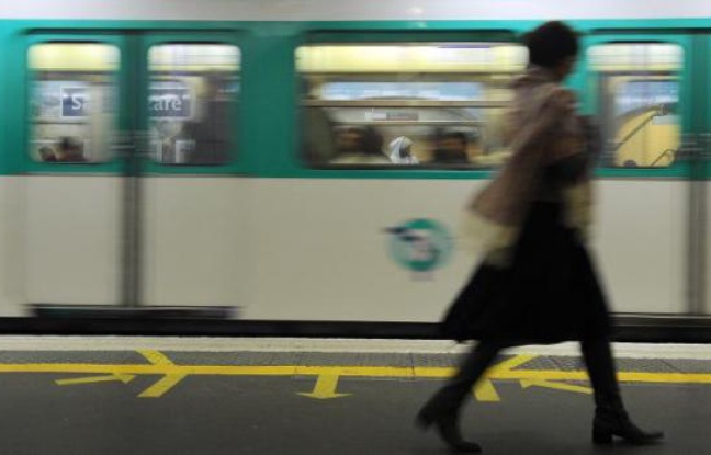 Une femme sur un quai de métro le 28 octobre 2010 à Paris Une femme sur un quai de métro le 28 octobre 2010 à Paris