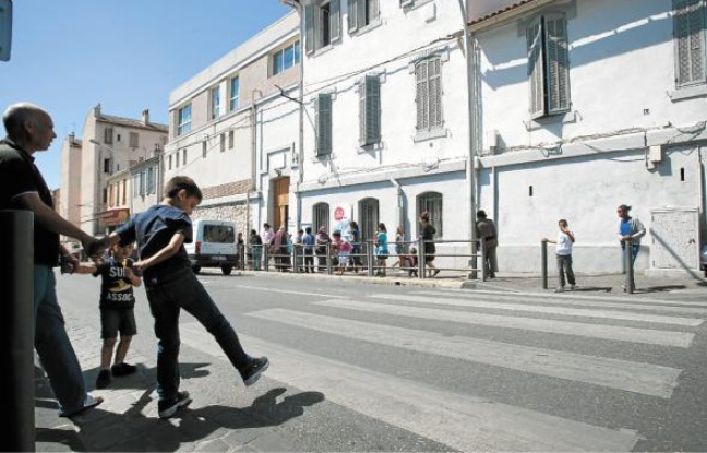 Le feu tricolore ne fonctionne plus depuis une dizaine de jours. Les enfants traversent entre deux camions. Le feu tricolore ne fonctionne plus depuis une dizaine de jours. Les enfants traversent entre deux camions.