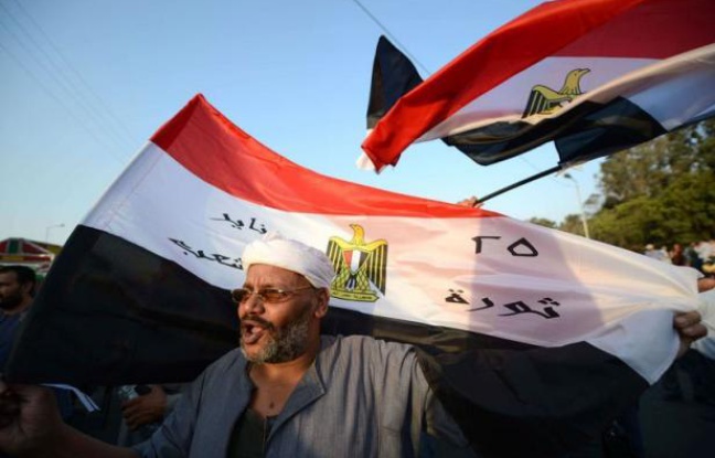 La Haute cour constitutionnelle égyptienne a rejeté lundi la décision du président Mohamed Morsi de rétablir le Parlement, augurant d'une épreuve de force entre la présidence et la justice ainsi que l'armée, qui a appelé au respect de la loi. La Haute cour constitutionnelle égyptienne a rejeté lundi la décision du président Mohamed Morsi de rétablir le Parlement, augurant d'une épreuve de force entre la présidence et la justice ainsi que l'armée, qui a appelé au respect de la loi.