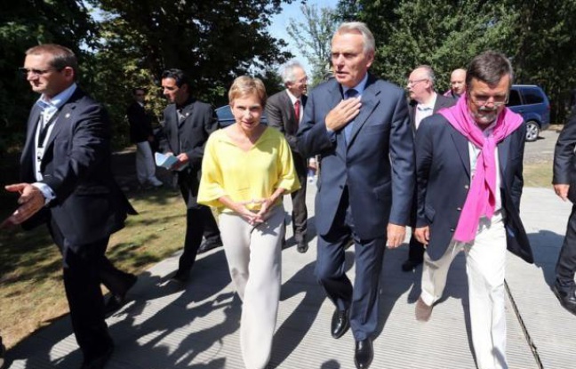 Le gouvernement et le patronat, sur le qui-vive, ont arrondi les angles à l'occasion de l'université d'été du Medef, mais la réforme fiscale attendue dans le cadre du budget 2013 sera déterminante pour tenter de surmonter leurs divergences. Le gouvernement et le patronat, sur le qui-vive, ont arrondi les angles à l'occasion de l'université d'été du Medef, mais la réforme fiscale attendue dans le cadre du budget 2013 sera déterminante pour tenter de surmonter leurs divergences.