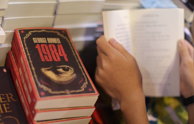 Une pile d'exemplaires du livre «1984» de George Orwell à Hong Kong, le 15 juillet 2015. Une pile d'exemplaires du livre «1984» de George Orwell à Hong Kong, le 15 juillet 2015.