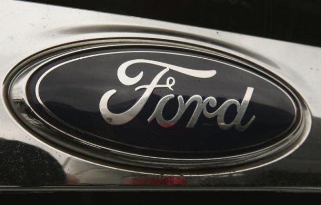 Le constructeur automobile américain Ford a annoncé jeudi qu'il allait présenter un prototype de voiture électrique dont la batterie se recharge avec un panneau solaire installé sur son toit. Le constructeur automobile américain Ford a annoncé jeudi qu'il allait présenter un prototype de voiture électrique dont la batterie se recharge avec un panneau solaire installé sur son toit.