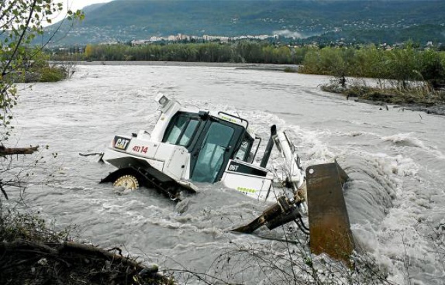 L'engin se serait renversé alors qu'il évoluait sur une rive chargée d'eau. L'engin se serait renversé alors qu'il évoluait sur une rive chargée d'eau.