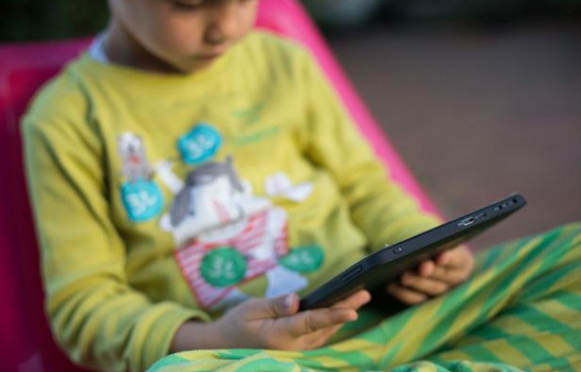 Illustration d'un enfant avec une tablette. Illustration d'un enfant avec une tablette.