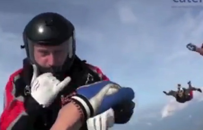 Vidéo d'un parachutiste évanoui, sauvé en chute libre. Vidéo d'un parachutiste évanoui, sauvé en chute libre.