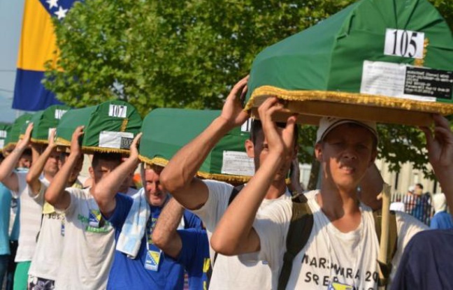 Quelque 7.000 marcheurs sont arrivés mardi au centre mémorial de Potocari, après avoir refait en sens inverse le chemin emprunté par les musulmans de Srebrenica (Bosnie orientale) à travers les forêts pour tenter de fuir le massacre perpétré par les forces serbes en 1995. Quelque 7.000 marcheurs sont arrivés mardi au centre mémorial de Potocari, après avoir refait en sens inverse le chemin emprunté par les musulmans de Srebrenica (Bosnie orientale) à travers les forêts pour tenter de fuir le massacre perpétré par les forces serbes en 1995.