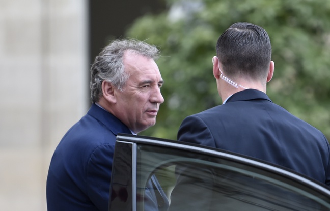 François Bayrou, le nouveau ministre de la Justice, quittant l'Elysée, après le premier Conseil des ministres, le 18 mai 2017 à Paris.
François Bayrou, le nouveau ministre de la Justice, quittant l'Elysée, après le premier Conseil des ministres, le 18 mai 2017 à Paris.