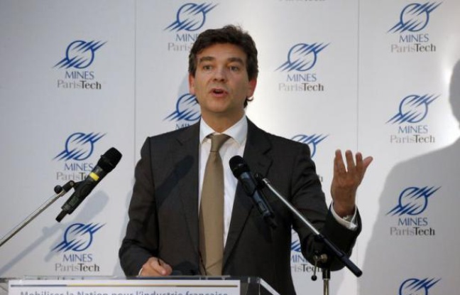 Le ministre du Redressement productif Arnaud Montebourg va rencontrer vendredi matin deux représentants de PSA Peugeot Citroën et deux représentants de Renault dans le cadre de la préparation du "plan automobile" que le gouvernement doit annoncer mercredi. Le ministre du Redressement productif Arnaud Montebourg va rencontrer vendredi matin deux représentants de PSA Peugeot Citroën et deux représentants de Renault dans le cadre de la préparation du "plan automobile" que le gouvernement doit annoncer mercredi.
