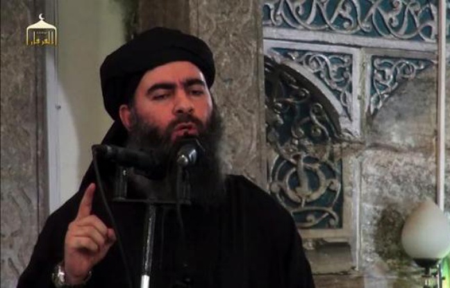 Capture d'image d'une vidéo de propagande diffusée par Al-Furqan Media le 5 juillet 2014 montrant le chef du groupe Etat Islamique, Abou Bakr al-Bagdadi, s'adressant à ses fidèles dans une mosquée de Mossul, en Irak Capture d'image d'une vidéo de propagande diffusée par Al-Furqan Media le 5 juillet 2014 montrant le chef du groupe Etat Islamique, Abou Bakr al-Bagdadi, s'adressant à ses fidèles dans une mosquée de Mossul, en Irak